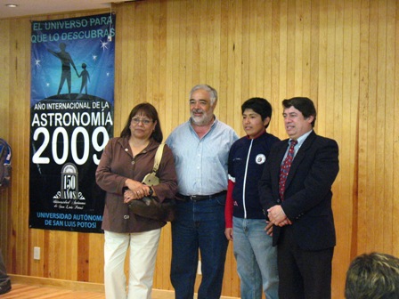Dr. Pedro Villaseor en la ceremonia de premiacin FisMat 2009